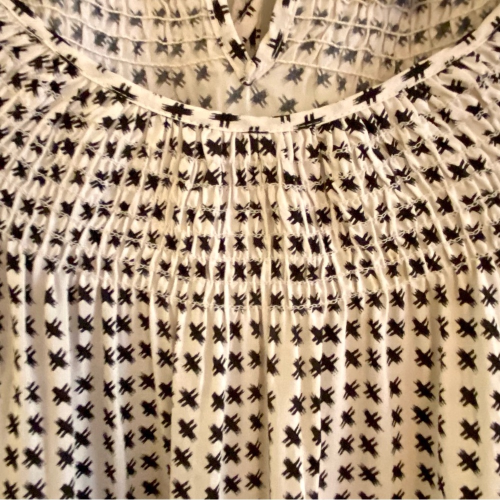 Velvet by Graham & Spencer Black and White blouse. Size M. - Picture 3 of 6